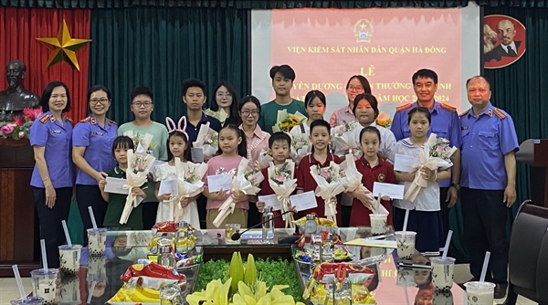 Viện KSND quận Hà Đông tổ chức Lễ tuyên dương, khen thưởng học sinh xuất sắc, tiêu biểu năm học 2023 - 2024